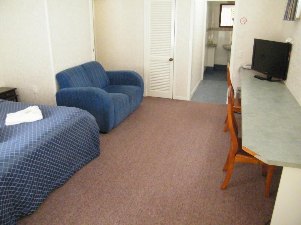 Colonial City Motel Hamilton Room photo
