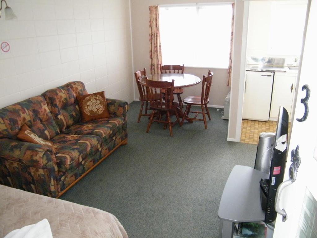 Colonial City Motel Hamilton Room photo