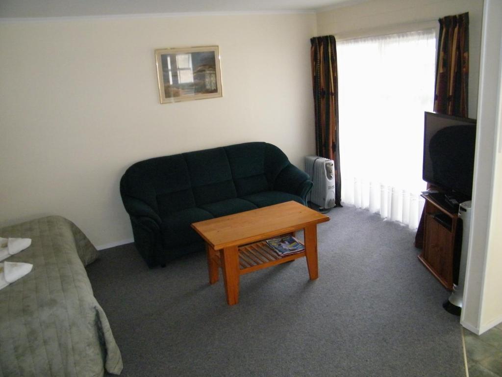 Colonial City Motel Hamilton Room photo